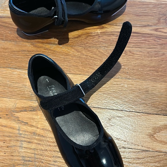 Danskin Freestyle Tap Shoes - Picture 2 of 5